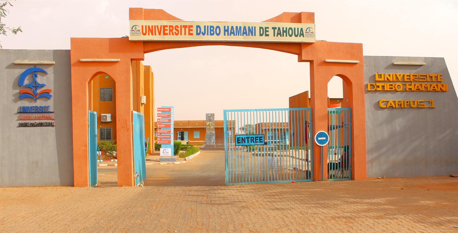 L'entrée principale de l'université